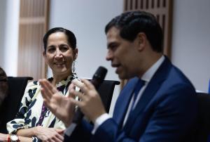 El ministro de Cultura de Républica Dominicana, Roberto Ángel Salcedo, habla junto a su homóloga de Panamá, María Eugenia Herrera, durante la firma de un acuerdo de cooperación en proyectos cinematográficos y audiovisuales en el marco de la participación panameña como país invitado de honor de la XXVIII Feria Internacional del Libro Santo Domingo, este sábado en Santo Domingo (República Dominicana). EFE/ Orlando Barría
