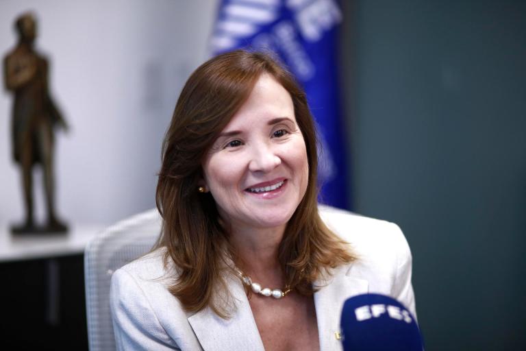 La presidenta del Banco Centroamericano de Integración Económica (BCIE), Gisela Sánchez, habla durante una entrevista con EFE este miércoles, en Tegucigalpa (Honduras). EFE/ Gustavo Amador