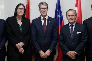 El presidente del Gobierno de La Rioja, Gonzalo Capellán de Miguel (c), posa junto a la embajadora de España en Chile, Laura Oroz (i), y el presidente de la Cámara Oficial Española de Comercio en Chile (Camacoes), Miguel García Moreno, luego de un almuerzo con los representantes de la Camacoes, este lunes, en Santiago (Chile). EFE/ Elvis González