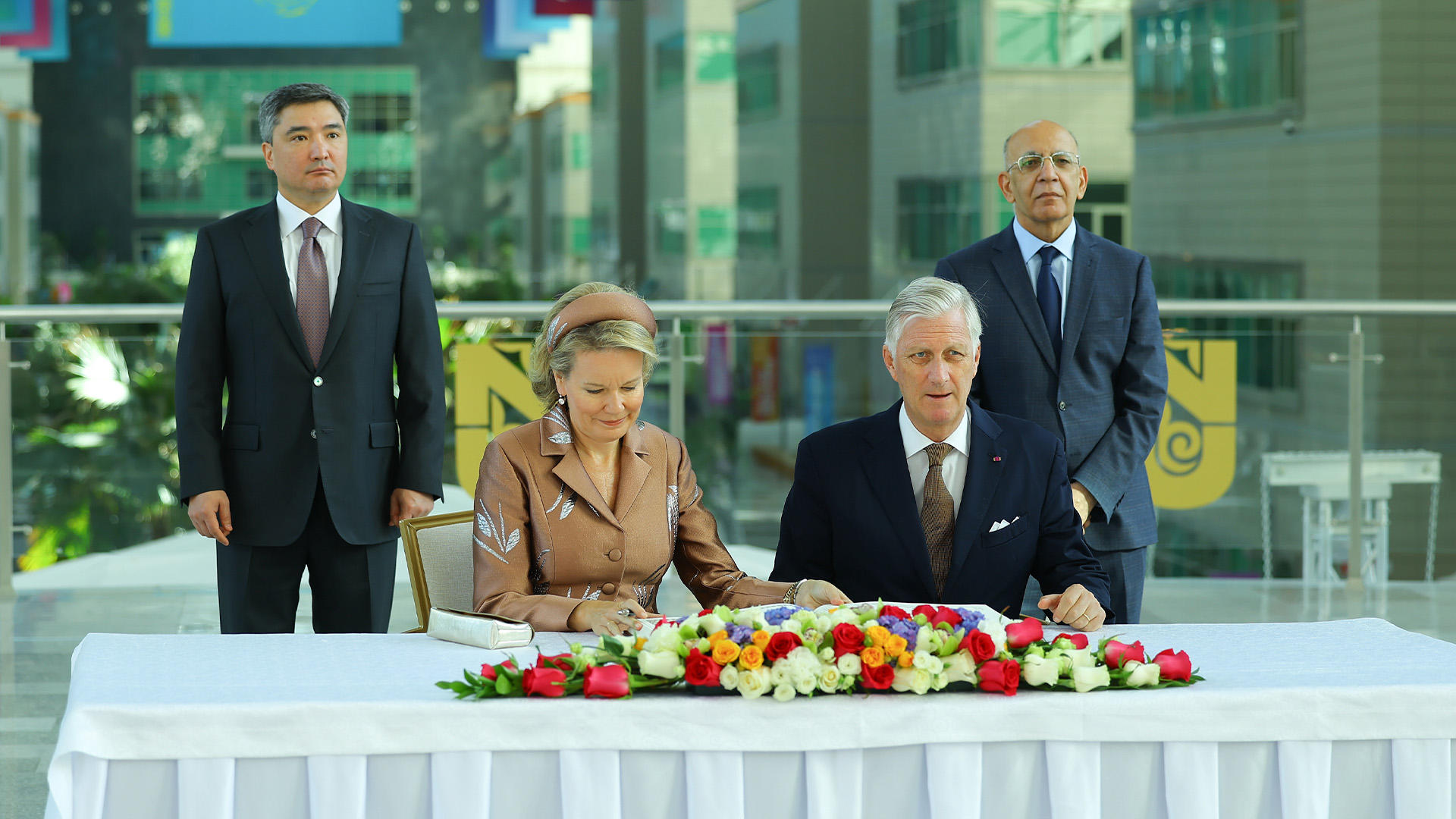 ASTANÁ, 13/10/2026.- El rey Felipe (d) y la reina Matilde (r) de Bélgica durante su visita de Estado a Kazajistán, la primera de un monarca belga al mayor país de Asia Central, para impulsar las relaciones bilaterales entre Bruselas y Astaná, acompañados por el primer ministro kazajo, Olzhas Bekténov (2i). EFE/Gobierno de Kazajistán CRÉDITO OBLIGATORIO SOLO USO PERMITIDO PARA ILUSTRAR LA NOTICIA QUE APARECE EN EL PIE DE FOTO SÓLO USO EDITORIAL