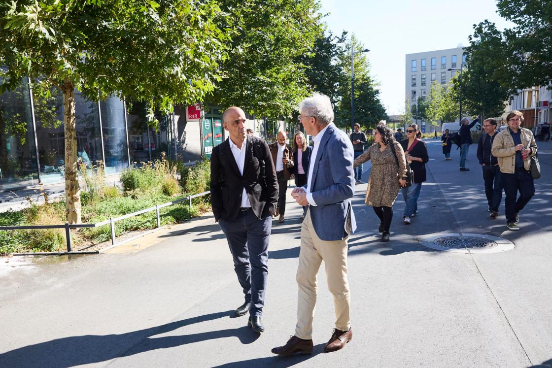 Pablo García Astrain, director de Vivienda, Suelo y Arquitectura del Gobierno Vasco, durante una visita al barrio de Seestadt, uno de los mayores proyectos urbanísticos de Europa. EFE/Patrick Rieser