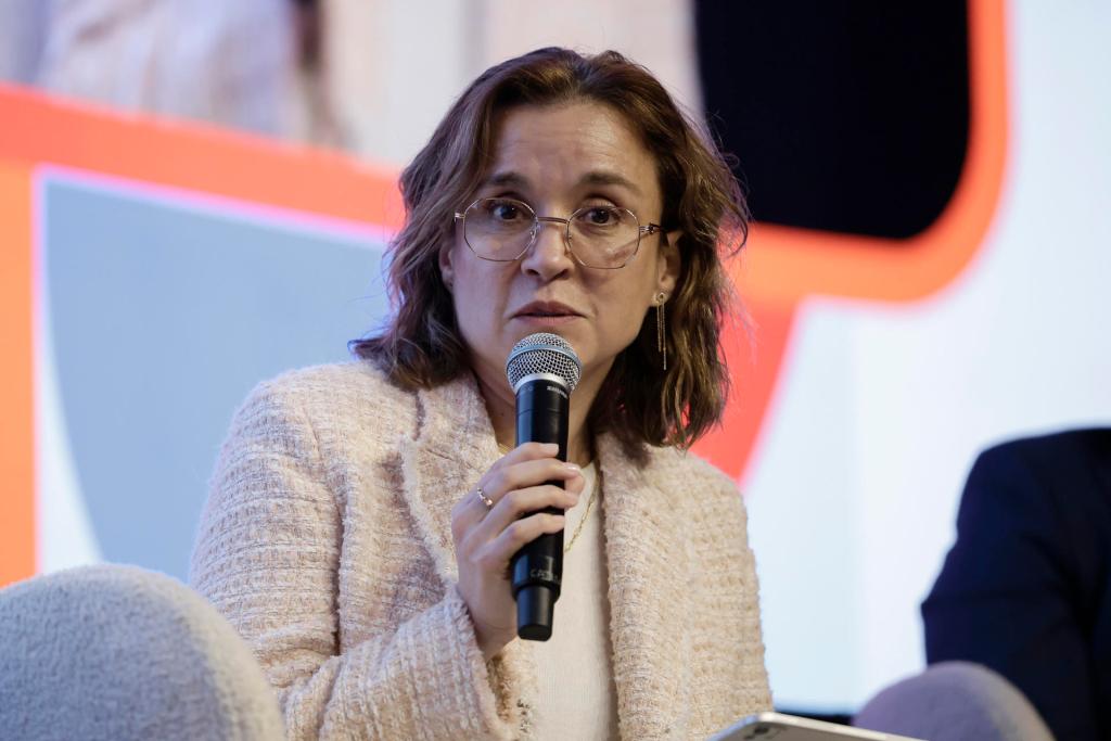 La representante del grupo Banco Mundial de Costa Rica, Marcela Ponce, habla en un foro médico de la farmacéutica Roche durante el 'Roche Press Day', en San José (Costa Rica). EFE/ Jeffrey Arguedas