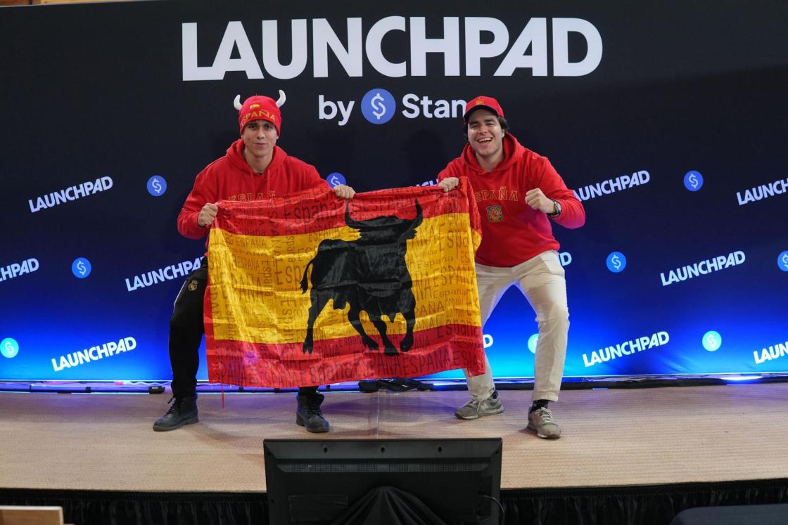Pie de foto: Iván Barrasa y Jorge Branger posan con una bandera de España en Autor: Ivan Barrasa y Jorge Branger