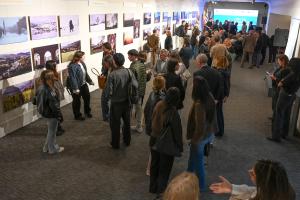 Personas recorren la muestra fotográfica de Manuel Valcárcel exhibida durante el mes del Camino de Santiago este jueves, en Montevideo (Uruguay). EFE/ Federico Gutiérrez