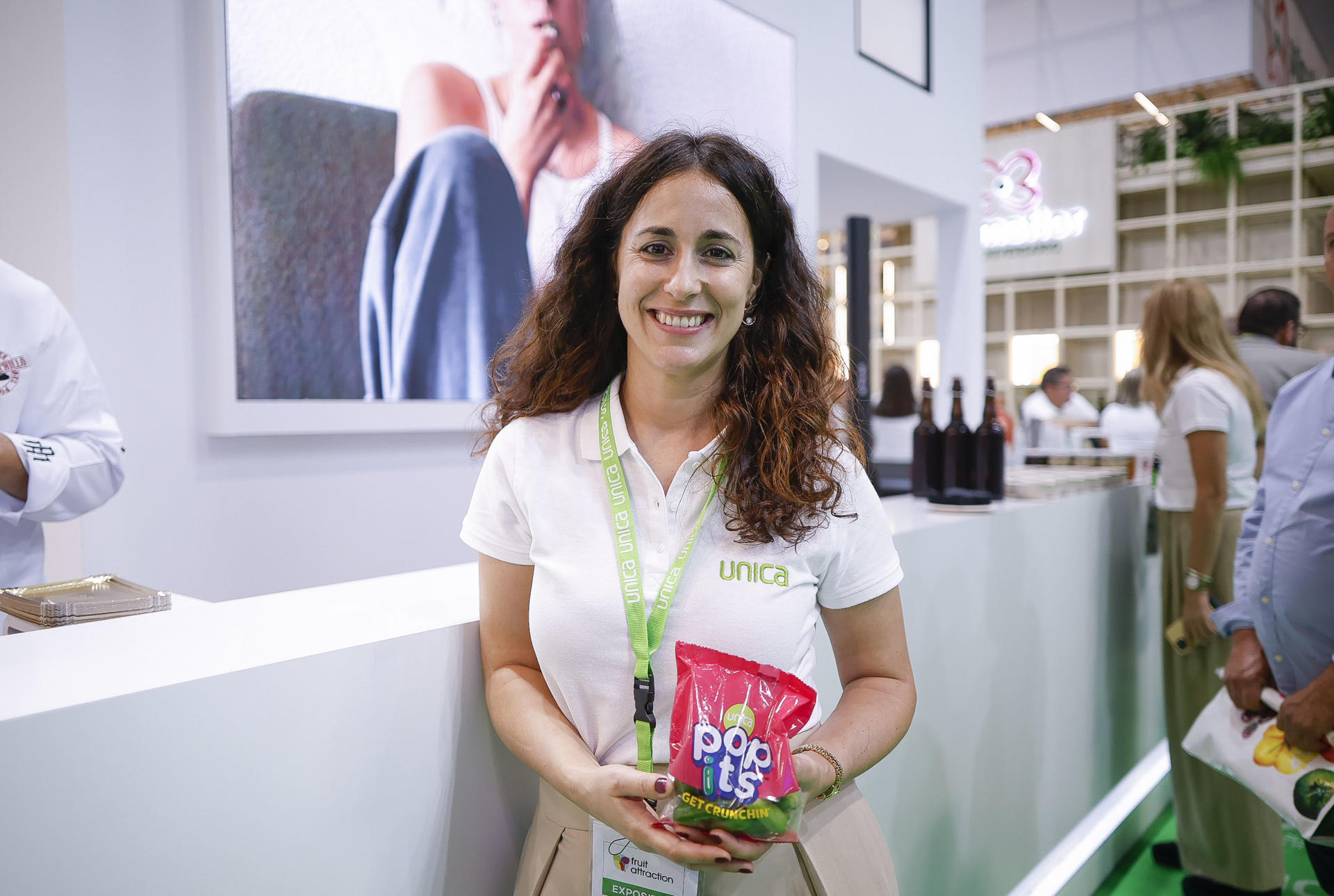 Andrea Álvarez, directora de Desarrollo de Negocio de "Unica Group", en una entrevista con la Agencia EFE, este miércoles en el Stand de la Cooperativa Almeriense UNICA Group, durante la segunda jornada de la feria Fruit Attraction que se celebra en el recinto feria de IFEMA, en Madrid. La cooperativa almeriense Unica Group ha presentado, este miércoles en la feria Fruit Attraction, ‘Popits’, un pepino de entre cuatro y cinco centímetros y que se come de un solo bocado con el pretenden revolucionar la forma en la que esta hortaliza se consume en España. EFE/David Fernández