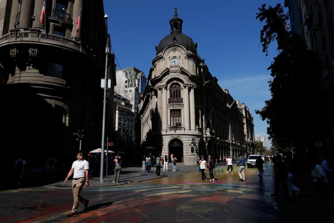 Chile ha vuelto a destacarse como el país de América Latina con mayor inclusión financiera y es el único de la región donde más de la mitad de su población ha sido incluida de manera óptima, al punto que casi la mitad de los chilenos considera que su dinero está seguro en la entidades financieras. EFE/ Elvis González/ ARCHIVO
