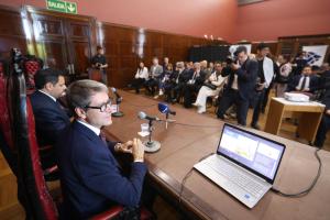 El presidente del Gobierno de La Rioja, Gonzalo Capellán (d), habla durante su conferencia 'De los códices a la IA, historia y futuro del español', en la Facultad de Derecho de la Universidad de Buenos Aires (UBA), en Buenos Aires (Argentina). EFE/ Juan Ignacio Roncoroni