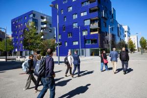 Pablo García Astrain, director de Vivienda, Suelo y Arquitectura del Gobierno Vasco, durante una visita al barrio de Seestadt, uno de los mayores proyectos urbanísticos de Europa. Una delegación vasca ha recorrido estos días diferentes proyectos de vivienda de la capital austríaca, desde conjuntos históricos hasta nuevos barrios con miles de viviendas, para estudiar una política considerada un modelo en Europa y en la que García Astrain identifica varias constantes. EFE/Patrick Rieser.