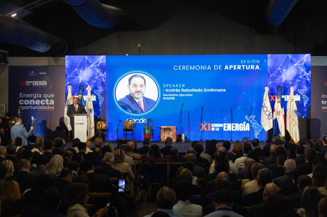 El secretario ejecutivo de Olacde, Andrés Rebolledo, habla en la ceremonia inaugural de la XI Semana de la Energía, de la Organización Latinoamericana y Caribeña de Energía (Olacde) este martes, en Santo Domingo (República Dominicana). EFE/ Orlando Barría