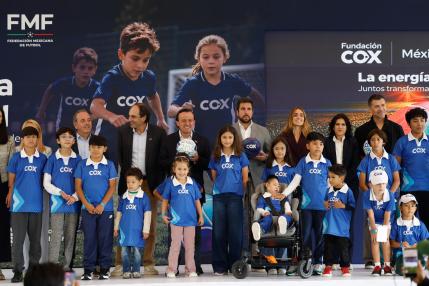 Cox lanza en México su fundación con un programa para rehabilitar canchas de fútbol