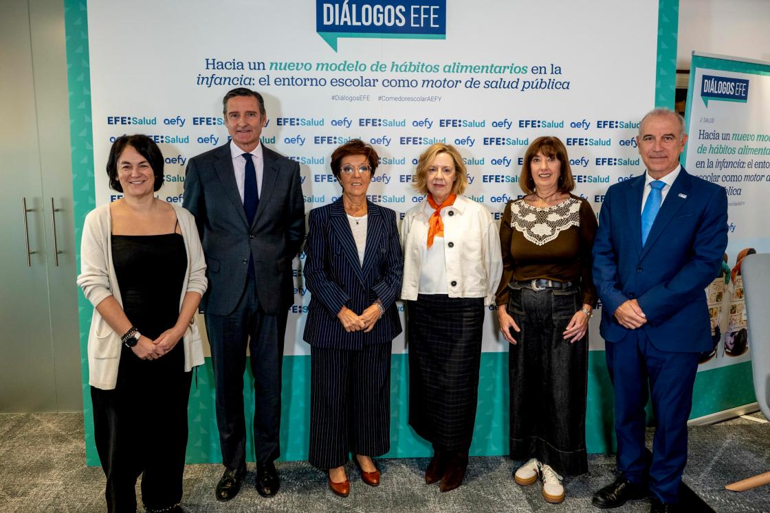 Diálogos EFE Salud 'Hacia un nuevo modelo de hábitos alimentarios en la infancia: el entorno escolar como motor de salud pública’, celebrado en la sede de la Agencia EFE en Madrid, en colaboración con la Asociación Española de Fabricantes de Yogur (AEFY), asisten Elena Andradas (3i), directora general de Salud Pública de la Comunidad de Madrid, Rosa Casas, del Hospital Clínic de Barcelona (i), Hermann Schwarz, Secretario plataforma One Health (d), y Rosa Nieves, directora general Kitchen Academy, durante la mesa de debate sobre el estado de la salud alimentaria infantil en España. Varios expertos han coincidido este miércoles en la "paradoja" de que España sea el país de la dieta mediterránea y, sin embargo, haya aumentado el consumo de productos ultraprocesados en la infancia, por eso han aconsejado volver a la dieta "de los abuelos", con alimentos frescos y de proximidad, que se consuman tanto en los hogares como en los centros escolares.- EFE/ Fernando Villar