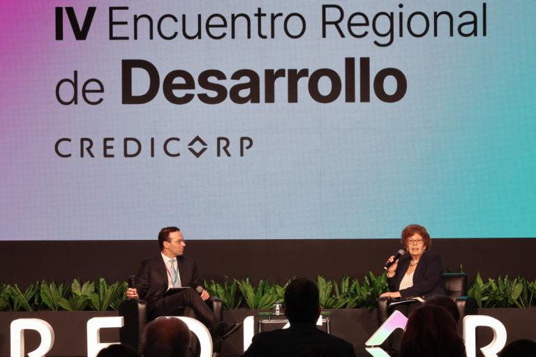 El director ejecutivo de Credicorp, Gianfranco Ferrari (i), y la directora de la Iniciativa Latinoamérica y Miembro Sénior del Centro para el Desarrollo Global, Liliana Rojas-Suárez, participan en el cuarto Encuentro Regional de Desarrollo, este lunes en Lima (Perú). EFE/ Paolo Aguilar