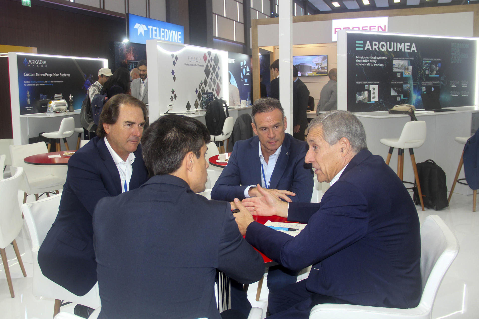 ANTALYA (TURQUÍA), 06/10/2026.- El director general de Proyectos Estratégicos del Gobierno de Canarias, David Pérez-Dionis (2d), asiste al 77 Congreso Aeroespacial IAC 2026 celebrado este martes en Antalya (Turquía). EFE/ Ilya U. Topper