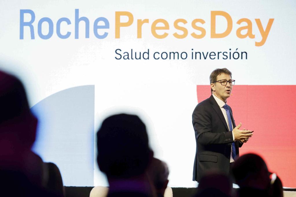 El exsecretario de Equidad en Salud de Argentina, Martín Sabignoso, habla durante su presentación en el evento Roche Press Day donde afirmó que una descentralización de los servicios de salud que ponga a los pacientes como prioridad y que acerque a ellos el sistema, es uno de los grandes retos para la mejora en el acceso a la salud en Latinoamérica, en San José (Costa Rica). EFE/Jeffrey Arguedas