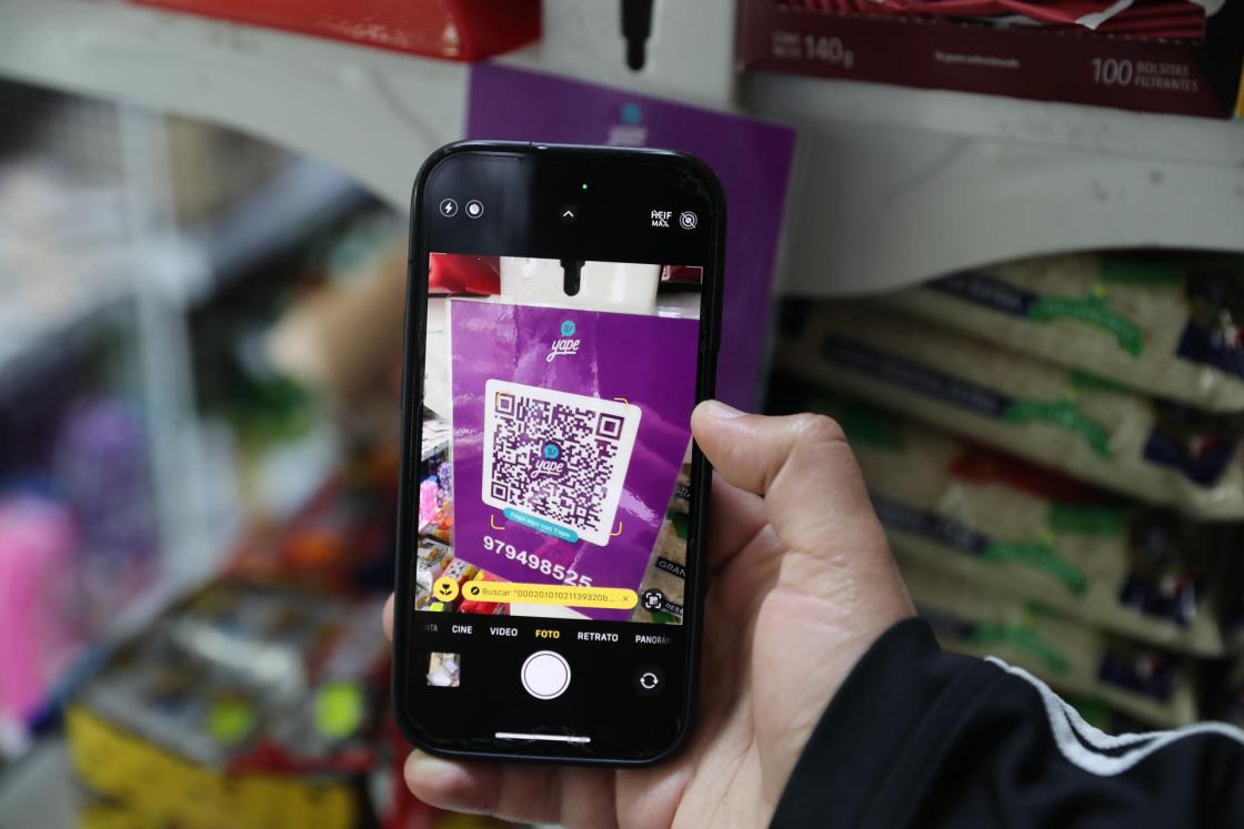 Fotografía de archivo de una persona escaneando un código QR con su teléfono en Lima (Perú). EFE/ Paolo Aguilar ARCHIVO