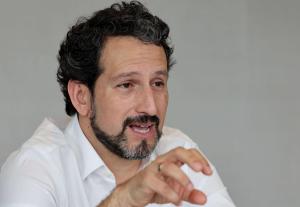 El gerente de Asuntos Corporativos de Credicorp, Enrique Pasquel, habla en una entrevista con EFE el 19 de octubre de 2026 en Lima (Perú). EFE/ Paolo Aguilar