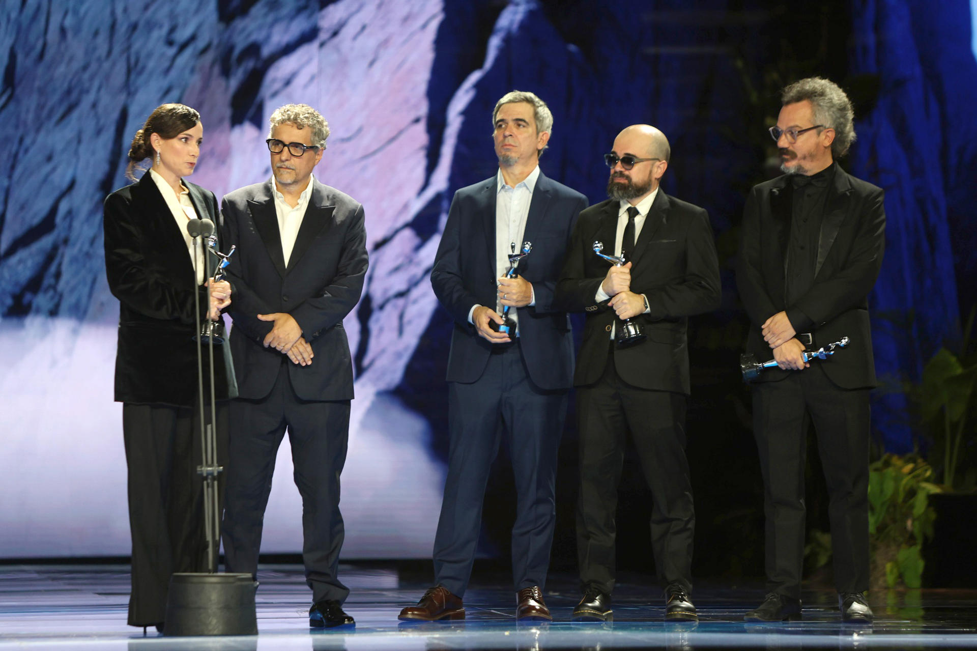 File photo dated May 9, 2026, showing (L-R) French producer Emilie Lesclaux, Brazilian director Kleber Mendonça Filho, Tomás Alves, Eduardo Serrano, and Mateus Alves accepting the award for Best Ibero-American Fiction Film for "The Secret Agent" at the 2026 Platino Awards in Playa del Carmen, Quintana Roo, Mexico. EFE/Alonso Cupul/Archive  
Fotografía de archivo del 09 de mayo de 2026 que muestra de izquierda a derecha a la productora francesa Emili lesclaux, el director brasileño Kleber Mendonça Filho, Tomás Alves, Eduardo Serrano y Mateus Alves recibiendo el premio a mejor película iberoamericana de ficción por 'El agente secreto', en los Premios Platino 2026 en Playa del Carmen, Quintana Roo (México). EFE/ Alonso Cupul/ ARCHIVO