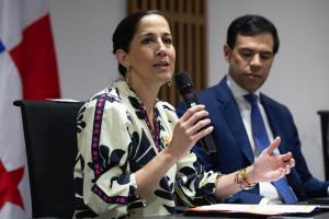 La ministra de Cultura de Panamá, María Eugenia Herrera, habla junto a su homólogo de República Dominicana, Roberto Ángel Salcedo, durante la firma de un acuerdo de cooperación en proyectos cinematográficos y audiovisuales en el marco de la participación panameña como país invitado de honor de la XXVIII Feria Internacional del Libro Santo Domingo, este sábado en Santo Domingo (República Dominicana). EFE/ Orlando Barría