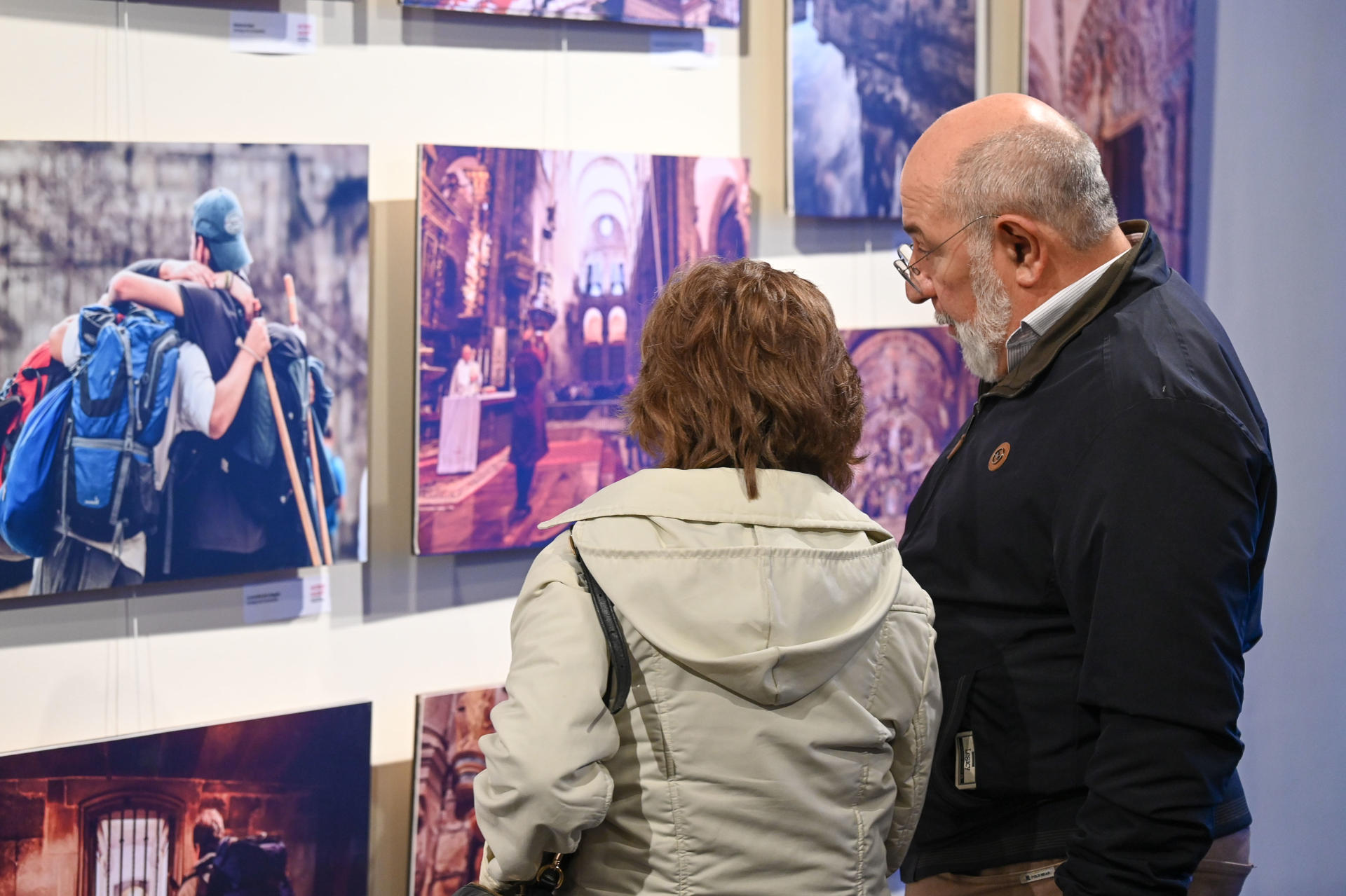Personas observan la muestra fotográfica de Manuel Valcárcel exhibida durante el mes del Camino de Santiago este jueves, en Montevideo (Uruguay). EFE/ Federico Gutiérrez