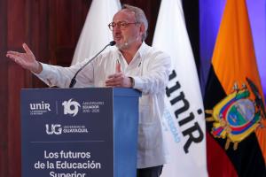 El director Académico de Relaciones Institucionales de UNIR (España), Manuel Herrera, habla durante el seminario 'Los futuros de la educación superior: gobernanza, inteligencia artificial y vinculación al territorio', en Guayaquil (Ecuador). EFE/ José Jácome