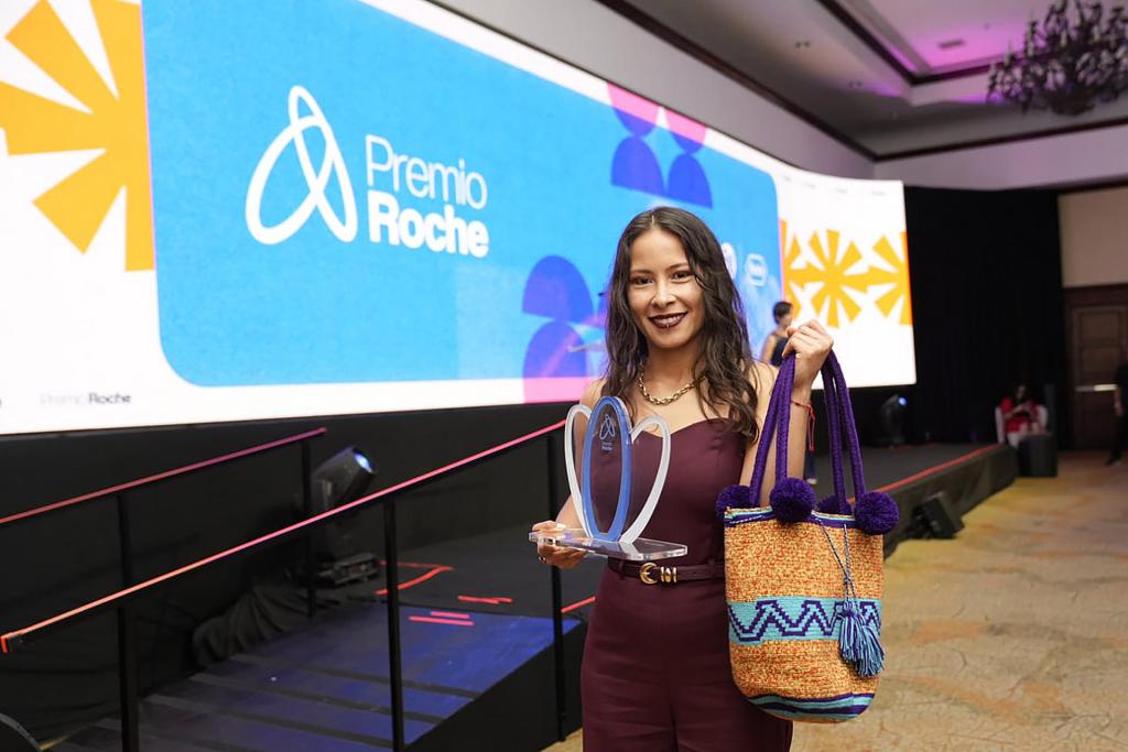 Fotografía cedida por la Fundación Gabo y Roche, que muestra a la periodista de la Revista Raya, María Fernanda Padilla, posando al ganar el Premio Roche 2026 este miércoles, en la categoría de periodismo digital. EFE/ Fundación Gabo y Roche /SOLO USO EDITORIAL/ NO VENTAS/ SOLO DISPONIBLE PARA ILUSTRAR LA NOTICIA QUE ACOMPAÑA (CRÉDITO OBLIGATORIO)