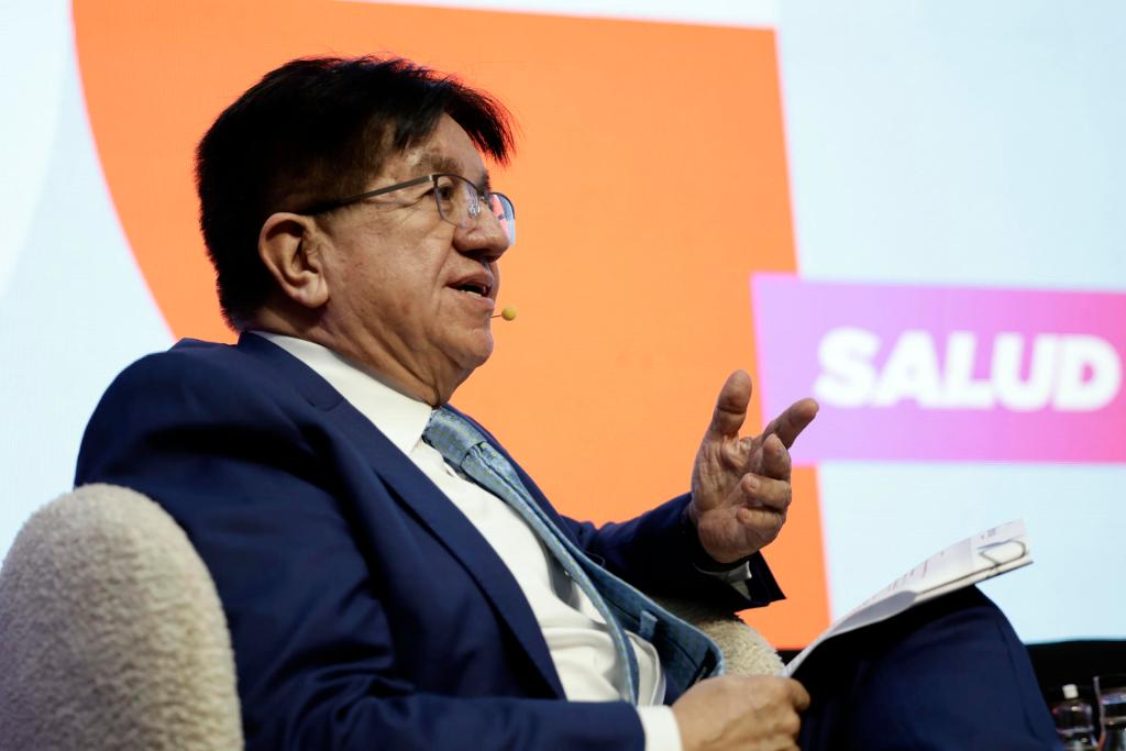 El líder de Policy para Roche LATAM, Fernando Ruiz, habla en un foro médico de la farmacéutica Roche durante el 'Roche Press Day' en San José (Costa Rica). EFE/ Jeffrey Arguedas