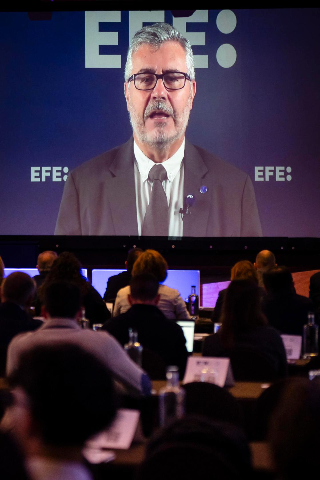 El presidente de la Agencia EFE, Miguel Angel Oliver, interviene por videoconferencia en el foro de turismo BTM, organizado por la Fundación Climent Guitart y EFE, que celebra este miércoles una nueva edición en la que el tema sobre el que giran las ponencias es la irrupción en este sector de la inteligencia artificial. EFE/David Borrat. 