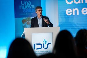 MADRID, 20/10/2026.- El secretario general de la Fundación IDIS, Adolfo Fernández, durante la jornada 'Cambio de paradigma en el sector salud', organizada por la Fundación IDIS (Instituto para el Desarrollo e Integración de la Sanidad), Farmaindustria y la Federación Española de Empresas de Tecnología Sanitaria (Fenin) este martes, en Madrid. La sanidad privada se ha marcado como objetivo acelerar todos los procesos necesarios para que los avances científicos y tecnológicos lleguen cuanto antes a los pacientes, con herramientas como la inteligencia artificial y la economía del dato, y con la colaboración de todos los agentes implicados. Así se ha puesto de manifiesto durante la jornada 'Cambio de paradigma en el sector salud', organizada por la Fundación IDIS (Instituto para el Desarrollo e Integración de la Sanidad), Farmaindustria y la Federación Española de Empresas de Tecnología Sanitaria (Fenin), y que ha reunido a los representantes del ámbito sanitario, la industria farmacéutica y la tecnología sanitaria. EFE/ Fernando Villar