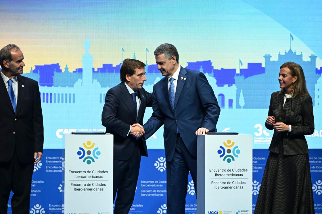 MADRID, 19/10/2026.- El alcalde de Madrid, José Luis Martínez-Almeida (2i), y el jefe de Gobierno de Buenos Aires y copresidente de la UCCI, Jorge Macri (2d), se estrechan la mano en presencia del Secretario General Iberoamericano, Andrés Allamand (i), y de la secretaria general de la UCCI, Almudena Maíllo, durante una ceremonia de firma celebrada en el marco del II Encuentro de Ciudades Iberoamericanas, este lunes en Madrid. EFE/ Fernando Villar