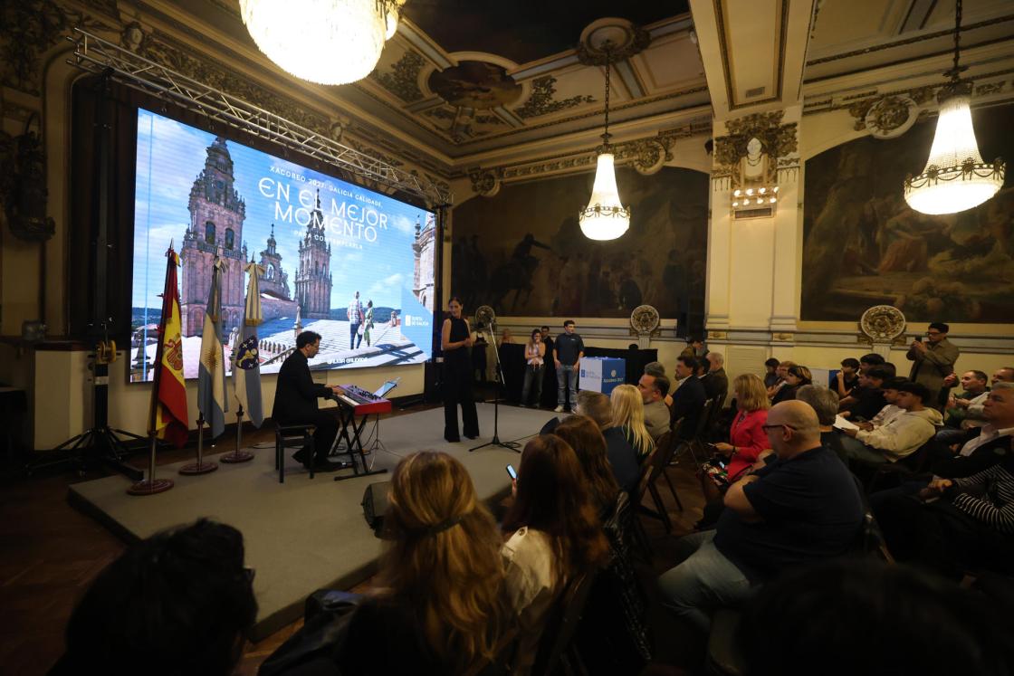Personas asisten a la presentación del Año Santo Xacobeo 2027 este miércoles, en el Club Español de Buenos Aires (Argentina). EFE/ Juan Ignacio Roncoroni