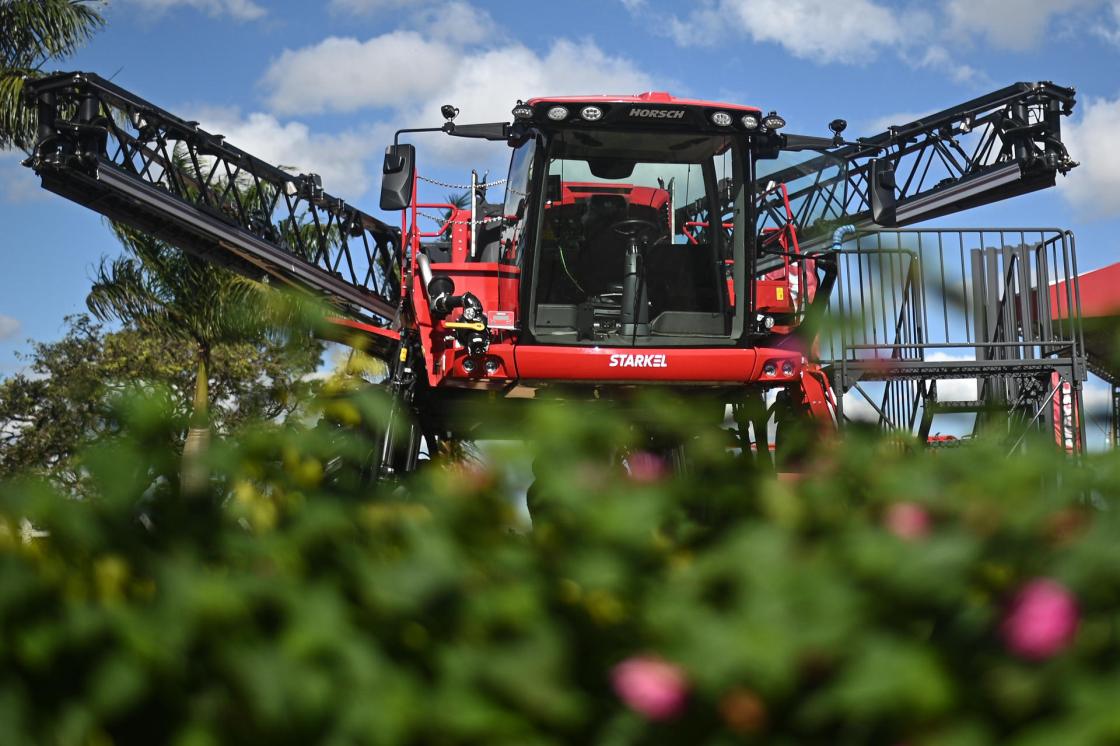 Fotografía de archivo del 26 de mayo de 2023 que muestra un pulverizador agrícola en la feria 'Agro Brasilia', en Brasilia (Brasil).EFE/ Andre Borges/ ARCHIVO