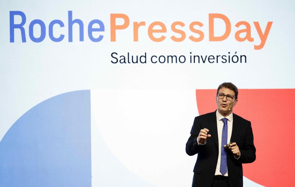 El exsecretario de Equidad en Salud de Argentina, Martín Sabignoso, habla durante su presentación en el evento Roche Press Day donde afirmó que una descentralización de los servicios de salud que ponga a los pacientes como prioridad y que acerque a ellos el sistema, es uno de los grandes retos para la mejora en el acceso a la salud en Latinoamérica, en San José (Costa Rica). EFE/Jeffrey Arguedas
