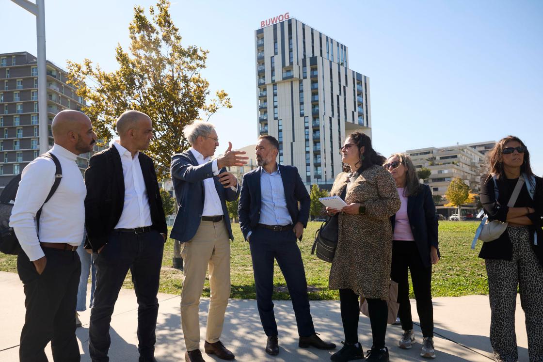 Pablo García Astrain, director de Vivienda, Suelo y Arquitectura del Gobierno Vasco, durante una visita al barrio de Seestadt, uno de los mayores proyectos urbanísticos de Europa. EFE/Patrick Rieser 