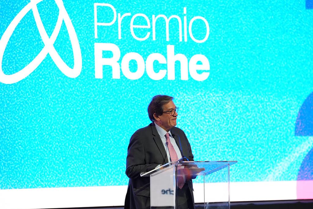 Fotografía cedida por la Fundación Gabo y Roche, que muestra al director general de la Fundación Gabo, Jaime Abello Banfi, hablando durante la ceremonia de entrega del Premio Roche 2026 de Periodismo en Salud este miércoles en San José (Costa Rica). EFE/ Fundación Gabo y Roche /SOLO USO EDITORIAL/ NO VENTAS/ SOLO DISPONIBLE PARA ILUSTRAR LA NOTICIA QUE ACOMPAÑA (CRÉDITO OBLIGATORIO)
