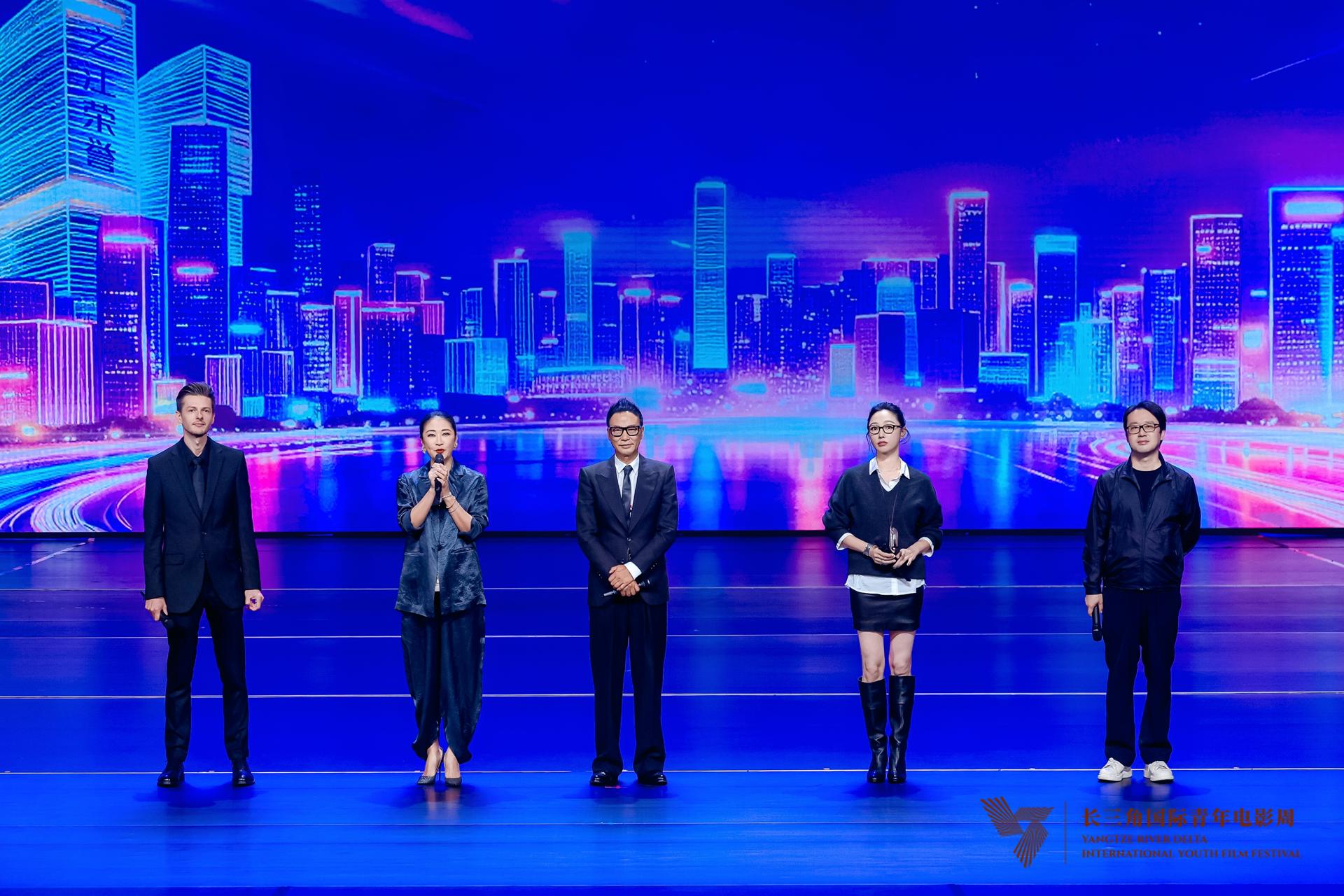 Source: Ningbo International Communication Center 
Caption for pic1: El Comité de Selección hace su aparición en la ceremonia de apertura.