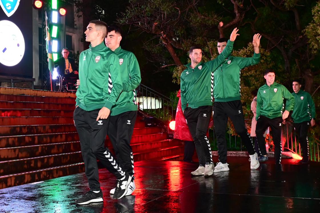Integrantes de la selección de Euskadi saludan durante la inauguración del XX Mundial de Pelota Vasca este jueves, en el Club Ciudad de Buenos Aires (Argentina). EFE/ Matías Martin Campaya