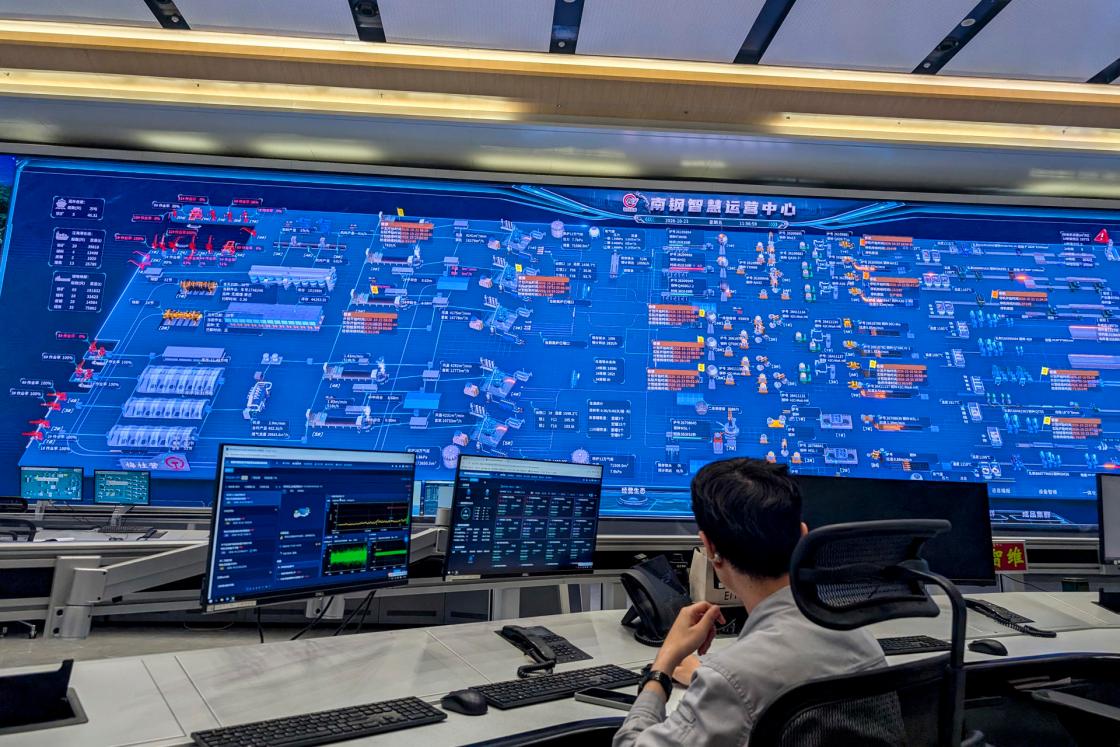 NANJING, 29/10/2026.- NISCO steel mill in Nanjing in eastern China, where Artificial intelligence is taking over monitoring, forecasting, and calculation tasks in China's steel industry, which for decades has depended on worker experience, though humans still make key decisions. EFE/Álvaro Alfaro