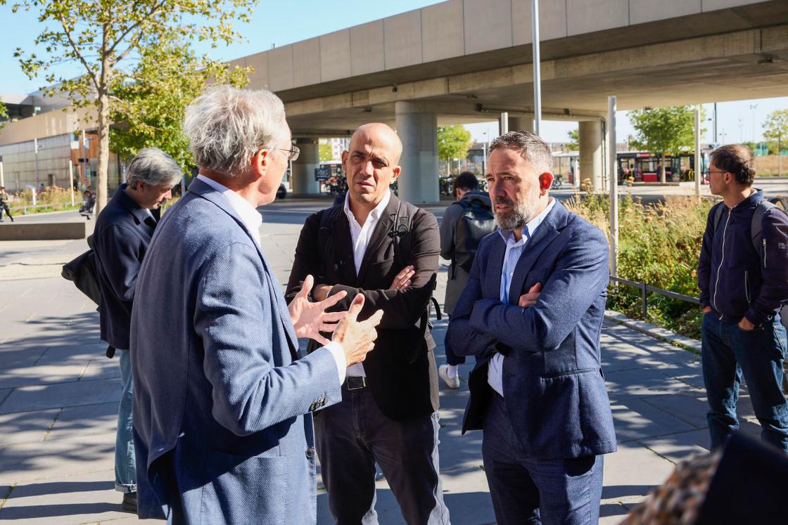 Pablo García Astrain, director de Vivienda, Suelo y Arquitectura del Gobierno Vasco, durante una visita al barrio de Seestadt, uno de los mayores proyectos urbanísticos de Europa. Una delegación vasca ha recorrido estos días diferentes proyectos de vivienda de la capital austríaca, desde conjuntos históricos hasta nuevos barrios con miles de viviendas, para estudiar una política considerada un modelo en Europa y en la que García Astrain identifica varias constantes. EFE/Patrick Rieser. 