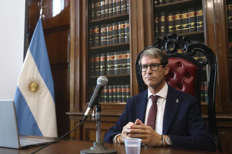 El presidente del Gobierno de La Rioja, Gonzalo Capellán, participa en la conferencia 'De los códices a la IA, historia y futuro del español' este miércoles, en la Facultad de Derecho de la Universidad de Buenos Aires (UBA), en Buenos Aires (Argentina). EFE/ Juan Ignacio Roncoroni
