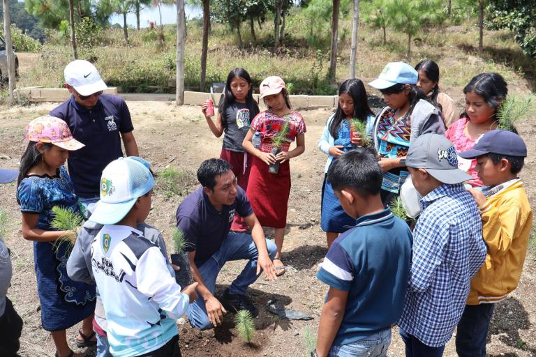 Fotografía cedida por la Asociación Amigos del Lago de Atitlán (AALA) que muestra estudiantes en un ciclo de formación ambiental, en Sololá (Guatemala). EFE/ AALA